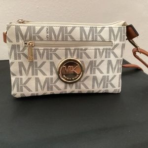 Mary King off white crossbody handbag